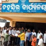 Read more about the article ଗୋଷ୍ଠୀ ଉନ୍ନୟନ ଅଧିକାରୀ ଏବଂ ତହିସିଲଦାରଙ୍କ ଜରିଆରେ ମୁଖ୍ୟ ମନ୍ତୀ ଙ୍କୁ ଦାଵୀ ପତ୍ର ପ୍ରଦାନା