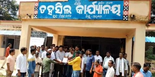 ଗୋଷ୍ଠୀ ଉନ୍ନୟନ ଅଧିକାରୀ ଏବଂ ତହିସିଲଦାରଙ୍କ ଜରିଆରେ ମୁଖ୍ୟ ମନ୍ତୀ ଙ୍କୁ ଦାଵୀ ପତ୍ର ପ୍ରଦାନା