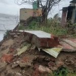 Read more about the article କୂଳ ଘାଈ ଖାଇ ଜନବସତି ମୁହାଁ ହେଉଛି ଅଶାନ୍ତ ସମୁଦ୍ରମୋନ୍ଥା ବାତ୍ୟା ପାଇଁ ଆତଙ୍କିତ ୩ ଗାଁଅବ୍ୟବସ୍ଥାରେ ଗଞ୍ଜାମ ବ୍ଲକର ବାତ୍ୟା ମୁକାବିଲା ପ୍ରସ୍ତୁତିସାମୁଦ୍ରିକ ମତ୍ସ୍ୟଜୀବୀଙ୍କ ଜୀବିକା ଉଜୁଡ଼ି ଯିବା ଆଶଙ୍କା