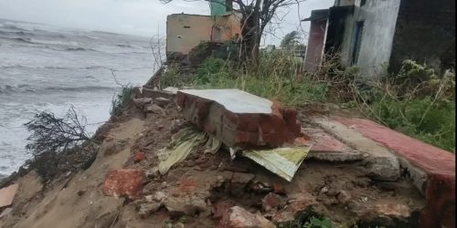 କୂଳ ଘାଈ ଖାଇ ଜନବସତି ମୁହାଁ ହେଉଛି ଅଶାନ୍ତ ସମୁଦ୍ରମୋନ୍ଥା ବାତ୍ୟା ପାଇଁ ଆତଙ୍କିତ ୩ ଗାଁଅବ୍ୟବସ୍ଥାରେ ଗଞ୍ଜାମ ବ୍ଲକର ବାତ୍ୟା ମୁକାବିଲା ପ୍ରସ୍ତୁତିସାମୁଦ୍ରିକ ମତ୍ସ୍ୟଜୀବୀଙ୍କ ଜୀବିକା ଉଜୁଡ଼ି ଯିବା ଆଶଙ୍କା