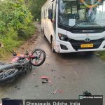 Read more about the article ବସ୍ ବାଇକ ମୁହାଁ ମୁହିଁ ଧକ୍କା, ଜଣେ ଗୁରୁତର ।