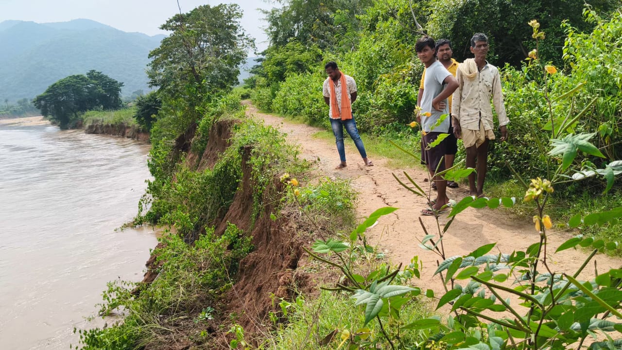 You are currently viewing କୁଳ ଖାଉଛି ଋଷିକୂଲ୍ୟା, ଭୟରେ ନଈ କୂଳିଆ ଲୋକେ
