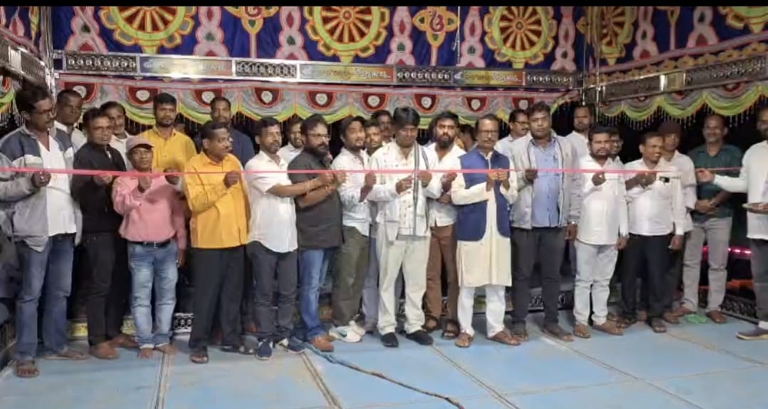 You are currently viewing ମଞ୍ଚସ୍ଥ ସାମାଜିକ ନାଟକ କାହାକୁ କହିବି ଦୁଃଖ କାହାଣୀ କୁ ଉଦଘାଟନ କଲେ ଅଧକ୍ଷ