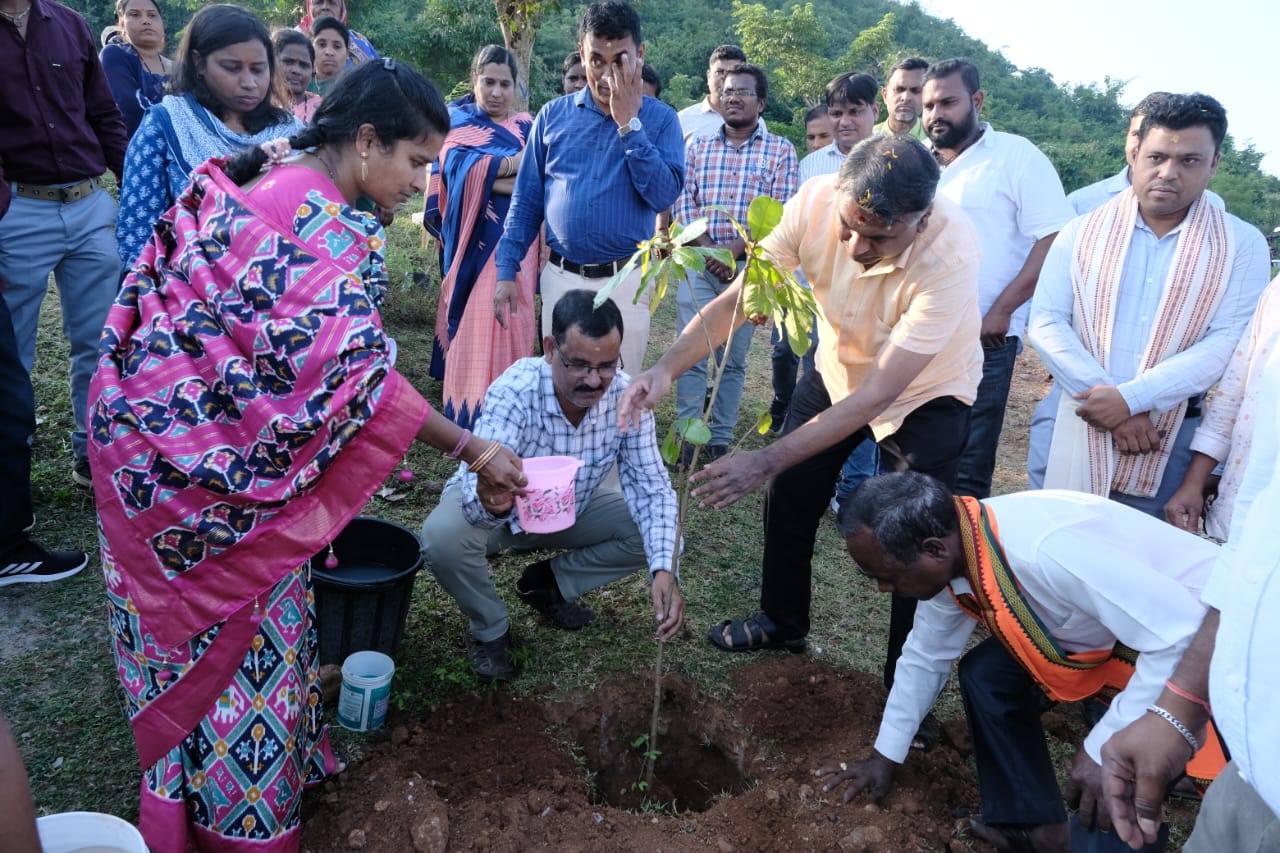 You are currently viewing ସୋରଡ଼ା ବ୍ଳକ ର ବିଭିନ୍ନ ଉନ୍ନୟନ ପ୍ରକଳ୍ପ ପରିଦର୍ଶନ କଲେ ଶାସନ ସଚିବ