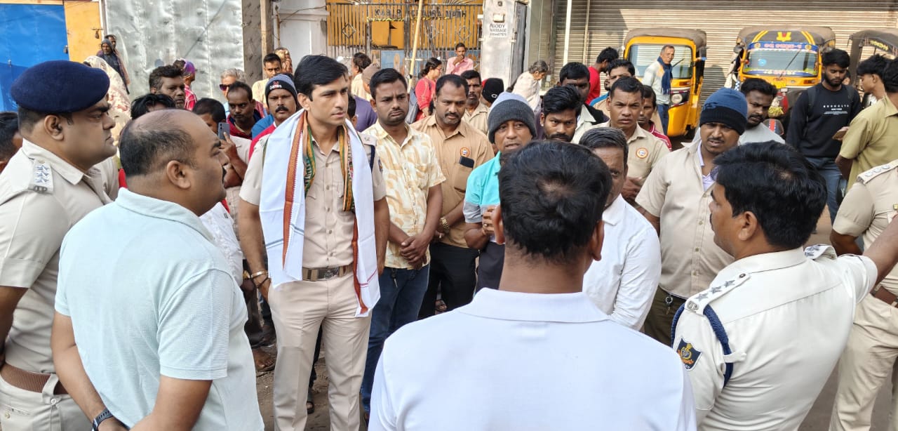 You are currently viewing ପୁରୀ ପୋଲିସ୍ ଦ୍ୱାରା ସହରର ବିଭିନ୍ନ ସାହି ଏବଂ ଗୁରୁତ୍ୱପୂର୍ଣ୍ଣ ସ୍ଥାନ ଯାତାୟାତ ବ୍ୟବସ୍ଥାର ସମୀକ୍ଷା