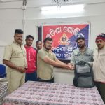 Read more about the article ଆଜି ବି ଅଛି ମଣିଷ ପଣିଆ