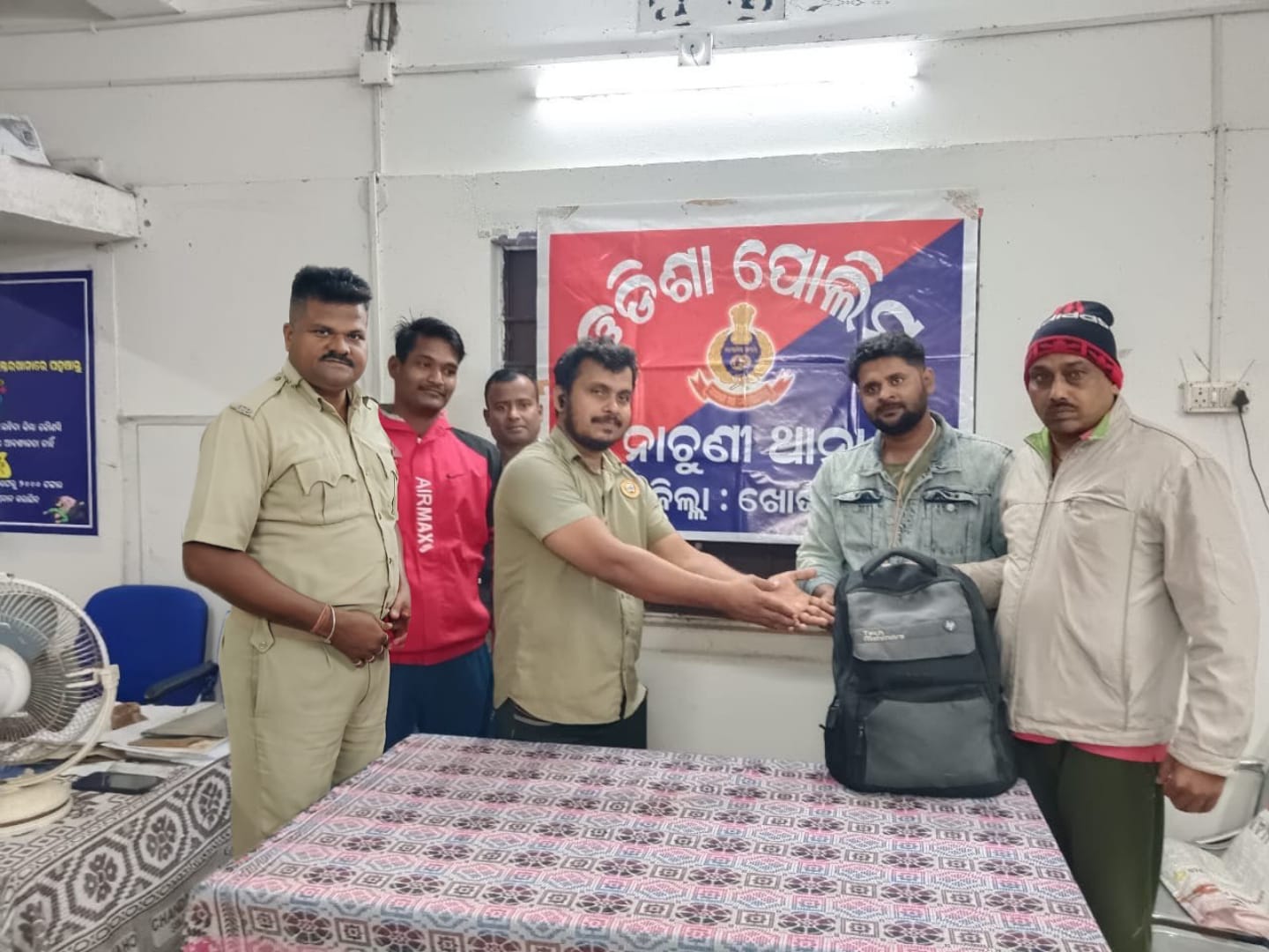 You are currently viewing ଆଜି ବି ଅଛି ମଣିଷ ପଣିଆ