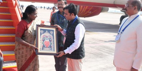 ଏକ ଫଟୋ ଚିତ୍ର ମହାମହିମ ରାଷ୍ଟ୍ରପତି ଙ୍କୁ ଉପହାର ଦେଇଛନ୍ତି l