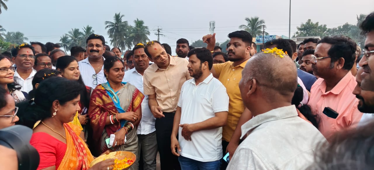 You are currently viewing ସାଂସଦ ଓ ବିଧାୟକଙ୍କ ଦ୍ଵାରା ରଘୁନାଥପୁର ଠାରୁ ନରେନ୍ଦ୍ରପୁର ରାସ୍ତା ନିର୍ମାଣର ଭିତି ପ୍ରସ୍ତର ଓ ଅତିରିକ୍ତ ଶ୍ରେଣୀଗୃହର ଶୁଭ ଉଦ୍ଘାଟନ