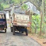 Read more about the article ରାସ୍ତା କାମ ନିମ୍ନମାନର ଅଭିଯୋଗ: ଏକାଧିକ ସ୍ଥାନରେ ହାତରେ ଛୁଇଁଲେ ପିଚୁ ବାହାରି ଯାଉଛି: ତଦନ୍ତ ଦାବୀ