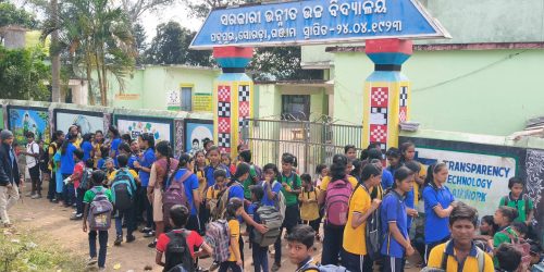 ପ୍ରଧାନଶିକ୍ଷକଙ୍କ ଅନିୟମିତତା ଯୋଗୁଁ ବିଦ୍ୟାଳୟ ରେ ତାଲା ମାରିଲେ ଅଭିଭାବକ