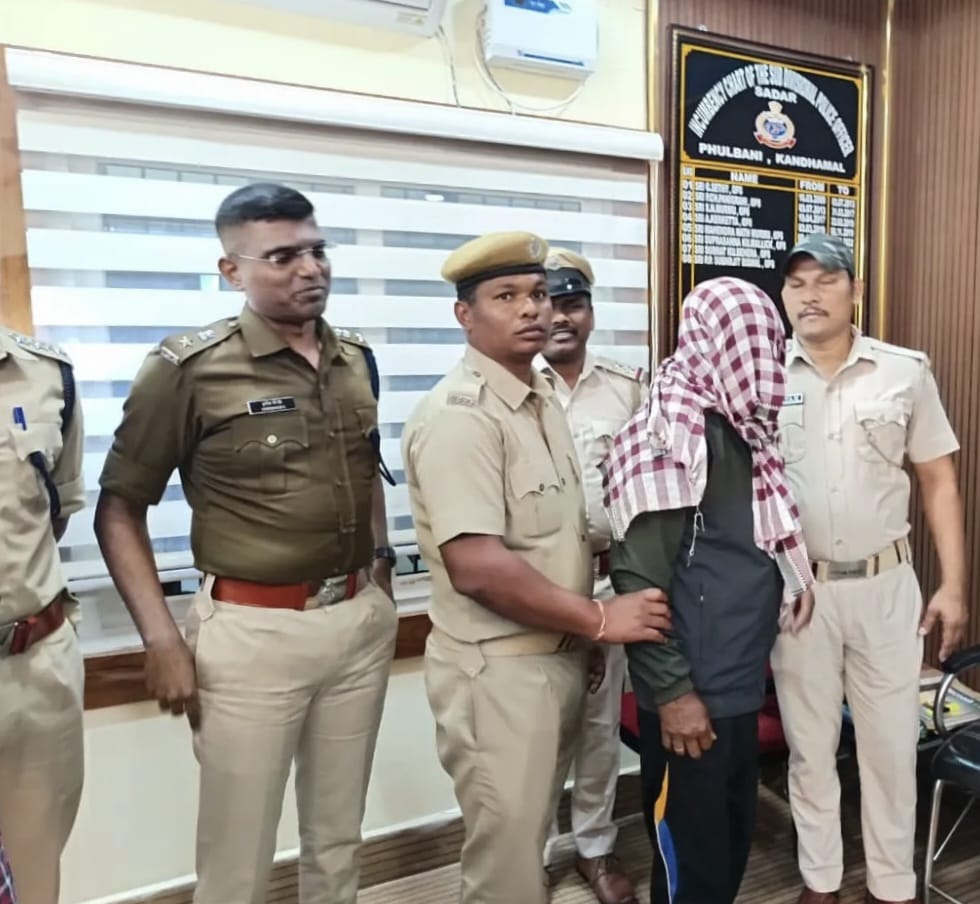 You are currently viewing ଦେଶୀ ବନ୍ଧୁକ କାରଖାନା ଠାବ : ୪ ବନ୍ଧୁକ ଜବତ, ଜଣେ ଗିରଫ