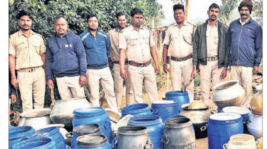 You are currently viewing ୨୦ ଲକ୍ଷ ଟଙ୍କାର ଦେଶୀମଦ ଜବତ, ମହିଳା ଗିରଫ