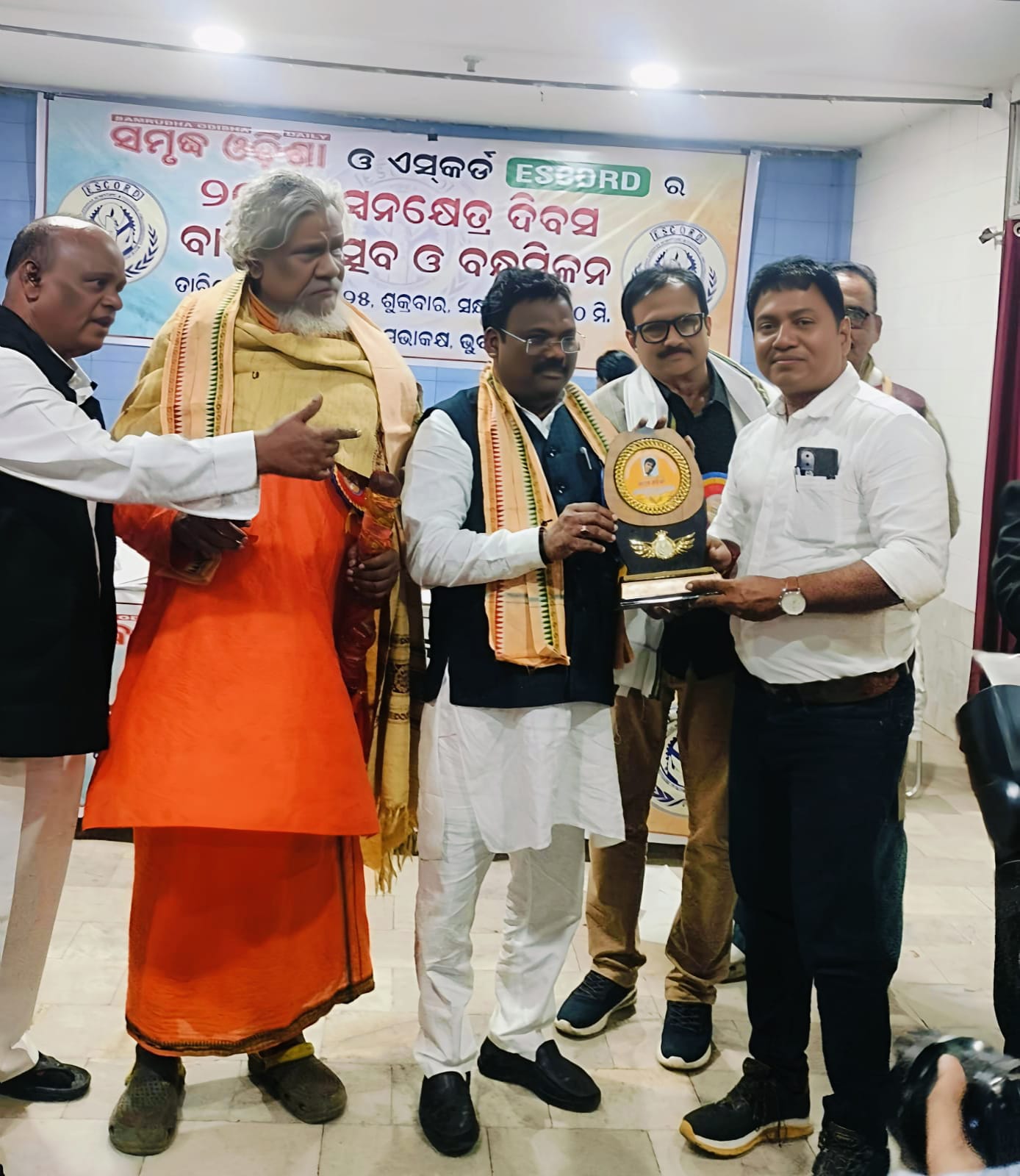 You are currently viewing ସ୍ଥାପତ୍ୟ ରତ୍ନ ସମ୍ମାନରେ ସଂମ୍ମାନିତ ହେଲେ ସ୍ଥପତି ପଣ୍ଡିତ ଶ୍ରୀ ବିଜୟ କୁମାର୍ ତ୍ରିପାଠୀ