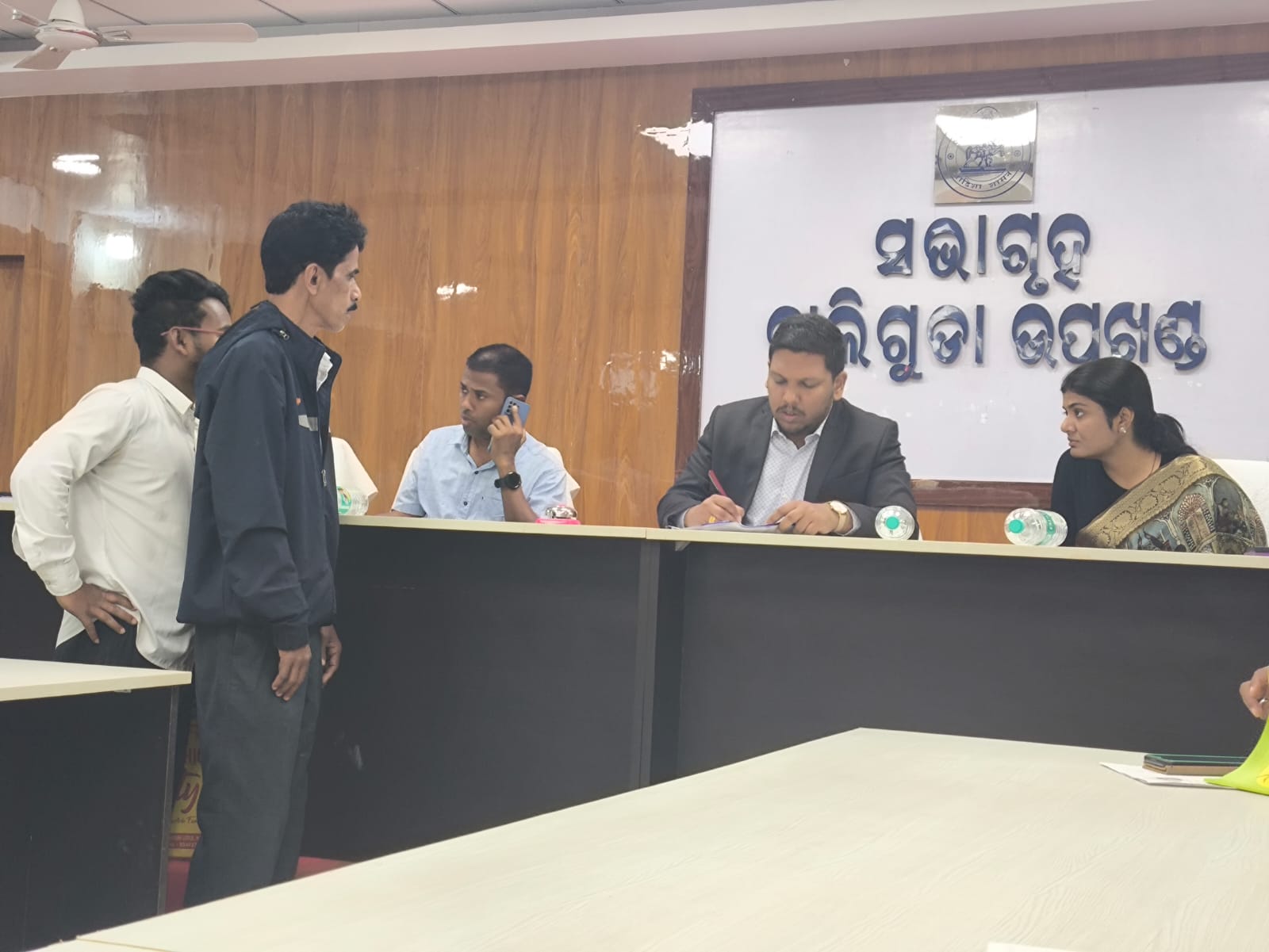 You are currently viewing ବାଲିଗୁଡା ରେ କନ୍ଧମାଳ ଜିଲ୍ଲାପାଳ ଙ୍କ ଯୁଗ୍ମ ଅଭିଯୋଗ ଶୁଣାଣି