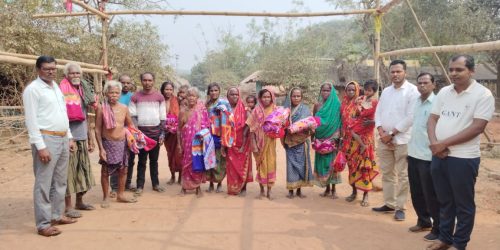 ଆଦିବାସୀ ଗାଁ ରେ ଶୀତବସ୍ତ୍ର ବାଣ୍ଟିଲା ଜନମଙ୍ଗଳ ପରିଷଦ