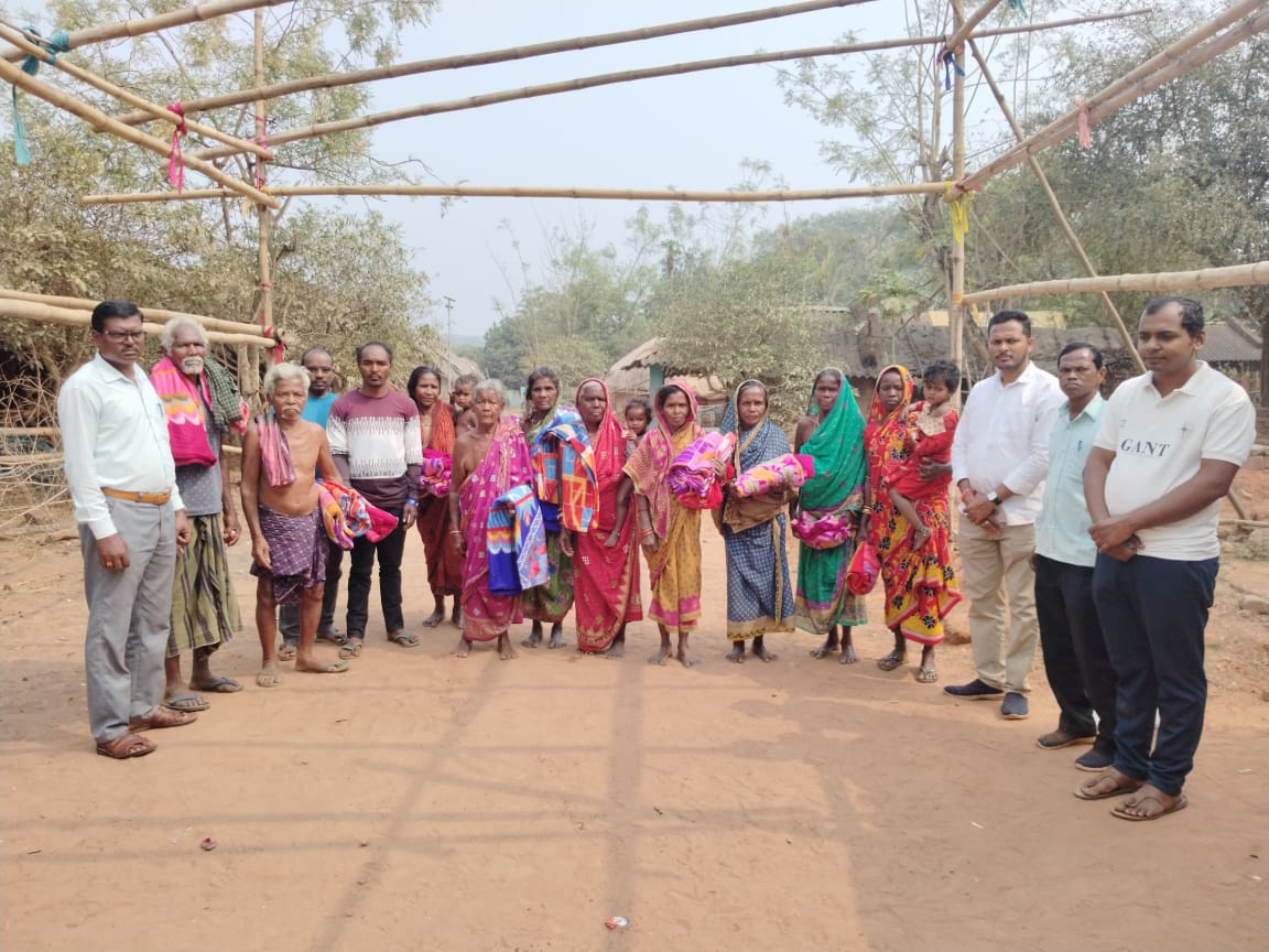 You are currently viewing ଆଦିବାସୀ ଗାଁ ରେ ଶୀତବସ୍ତ୍ର ବାଣ୍ଟିଲା ଜନମଙ୍ଗଳ ପରିଷଦ