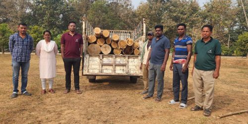 ମୂଲ୍ୟବାନ କାଠ ବୋଝଇ ପିକଅପ ଭେନ ଜବତ