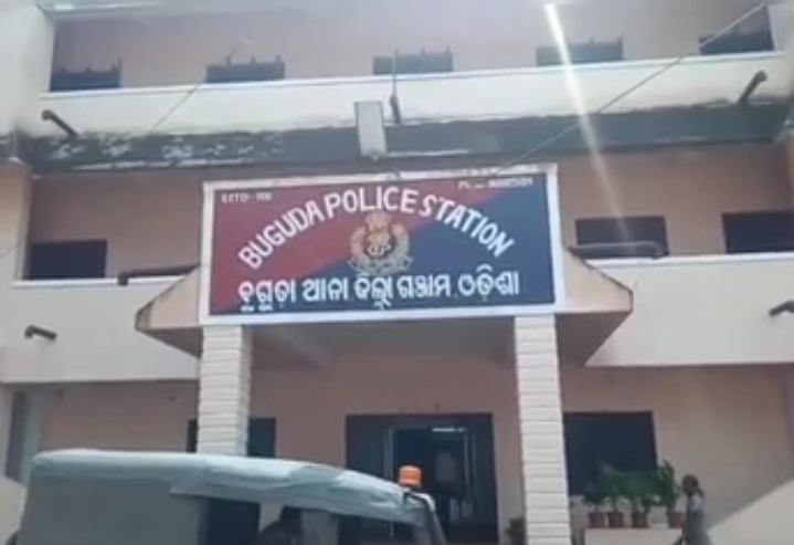 You are currently viewing ଗୋଲିଆ ଗ୍ରାମରେ ବନ୍ଦ ଘରୁ ମହିଳା ଙ୍କ ଝୁଲନ୍ତା ଶବ ଉଦ୍ଧାର ଘଟଣା ………ଯୌନ ପିପାସୁ ଙ୍କ ଦ୍ଵାରା ସୁପରିକଳ୍ପିତ ହତ୍ୟା ଅଭିଯୋଗ , ଗାଁ ରେ ଚାପା ଉତ୍ତେଜନା