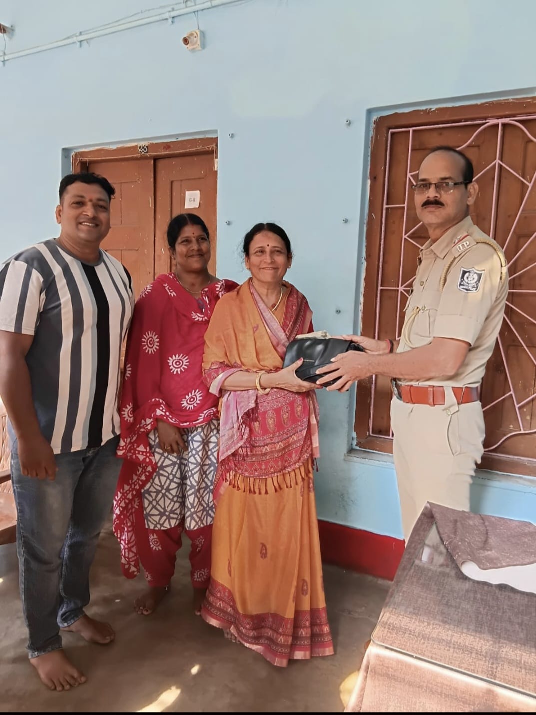 You are currently viewing ହଜିଥିବା ବ୍ଯାଗ ଭକ୍ତଙ୍କୁ ଫେରାଇଲା ପୋଲିସ