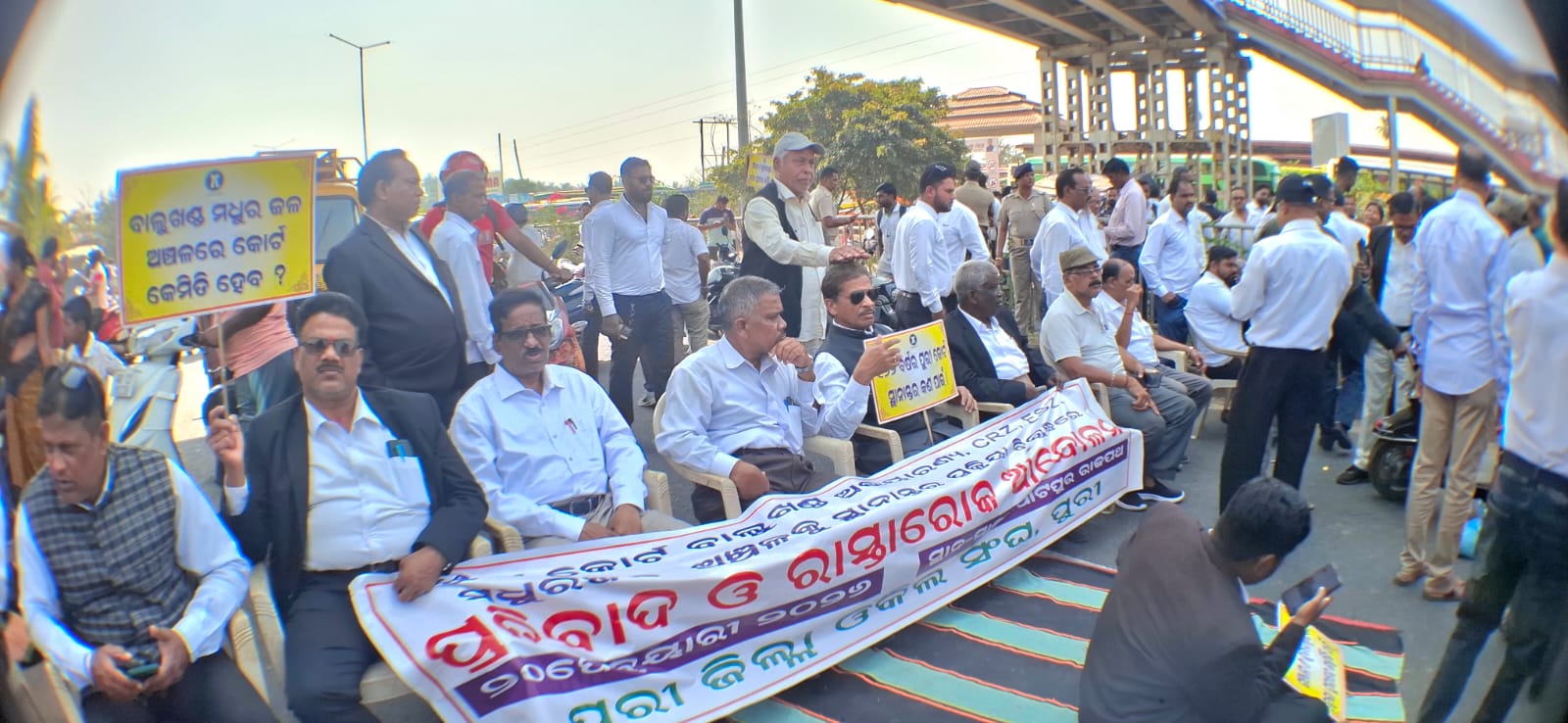 You are currently viewing ଓକିଲ ସଂଘ ପକ୍ଷରୁ ମାଳତୀପାଟପୁର ଠାରେରାସ୍ତାରୋକ ଆନ୍ଦୋଳନ୫ଘଣ୍ଟା ଯାତାୟାତ ସମ୍ପୂର୍ଣ୍ଣ ବାଧାପ୍ରାପ୍ତ