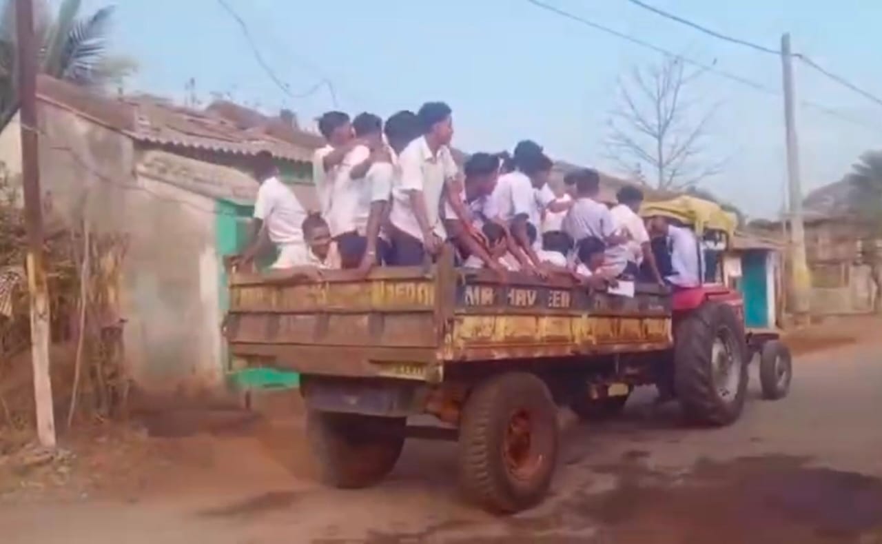 You are currently viewing ଛାତ୍ର ଙ୍କ ଭବିଷ୍ୟତ ଓ ସୁରକ୍ଷା ପାଇଁ ଉତ୍ତରଦାୟୀ କିଏ ?? : ମେଟ୍ରିକ୍ ପରୀକ୍ଷା ଦେବାକୁ ଟ୍ରାକ୍ଟରରେ ଗଲେ ଛାତ୍ର