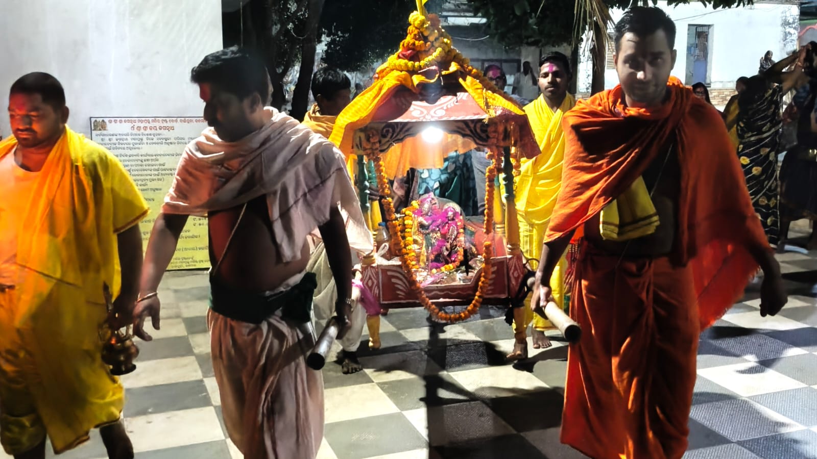 You are currently viewing ରାଧା ଗୋବିନ୍ଦ ବିମାନରେ ଝୁଲି ଝୁଲି ସାହି ପରିକ୍ରମା କରି ଭୋଗ ଖାଉଛନ୍ତି : ପୂଜା ପାଉଛନ୍ତି ଦୋଳ ବିମାନରେ ରାଧା କୃଷ୍ଣ