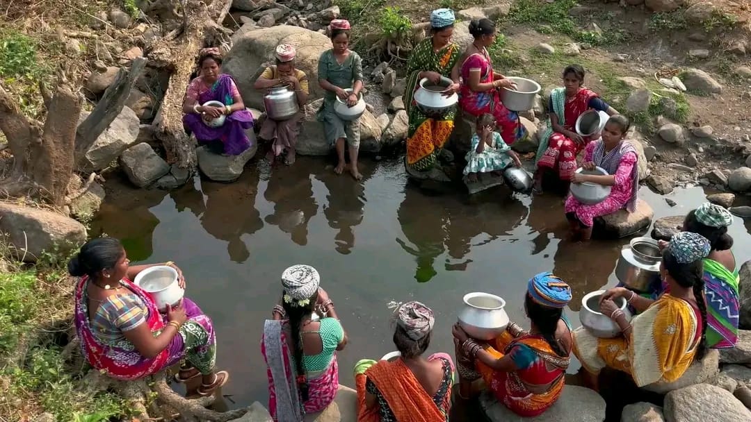 You are currently viewing କାଞ୍ଜିଆମ୍ବ ଗ୍ରାମବାସୀ ଶୋଷ ମେଣ୍ଟାଉଛି ଝରଣା ପାଣି