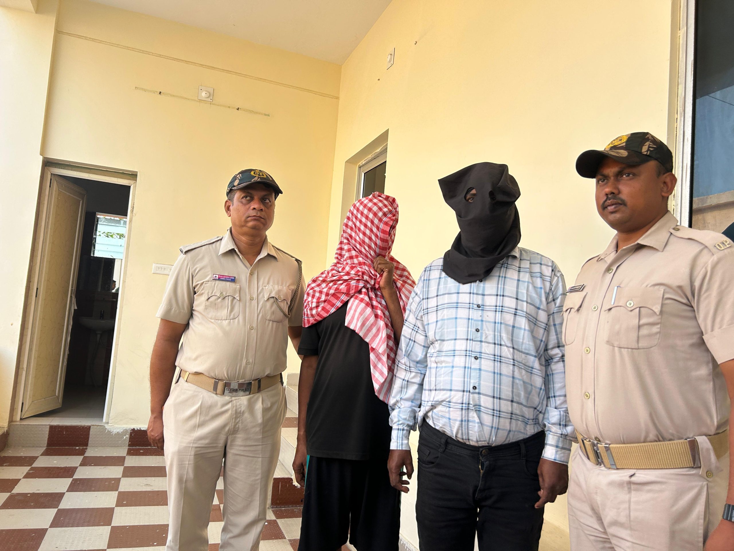 You are currently viewing ସାଇବର ଠକେଇ ୨ ଗିରଫ୧୩ ଚେକବୁକ ୧୩ ପାସବୁକ ଜବତ