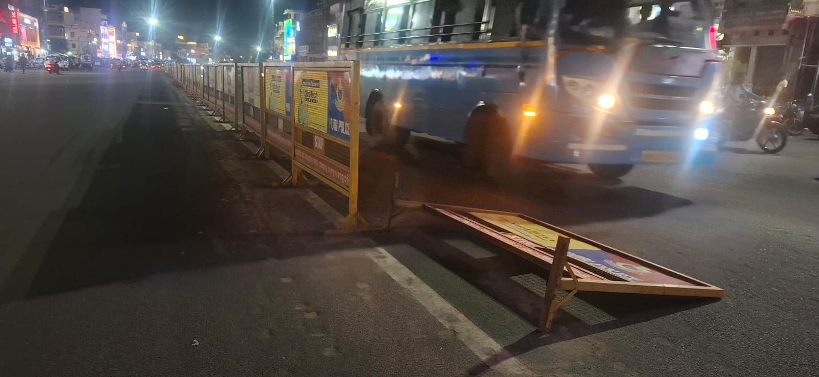 You are currently viewing ଝଡବତାସ ପାଇଁ ବଡଦାଣ୍ଡରେ ବ୍ଯାରିକେଡ ବିପଦ