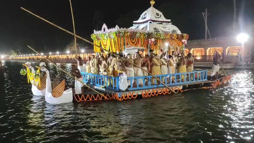 You are currently viewing ଚନ୍ଦନ ମହମହ ବାସ୍ନାରେ ମହକିଲା ନରେନ୍ଦ୍ର ପୁଷ୍କରିଣୀ୨୧ ଦିନିଆ ଚନ୍ଦନଯାତ୍ରା ଆରମ୍ଭ