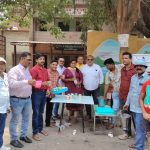 Read more about the article ଅକ୍ଷୟ ତୃତୀୟା ଅବସରରେ ପ୍ରେସ କ୍ଳବ୍ ପକ୍ଷରୁ ପଥଚାରୀଙ୍କୁ ଚଲା ଓ ହନୁମାନ ଚାଳିଶା ବହି ବଣ୍ଟନ.