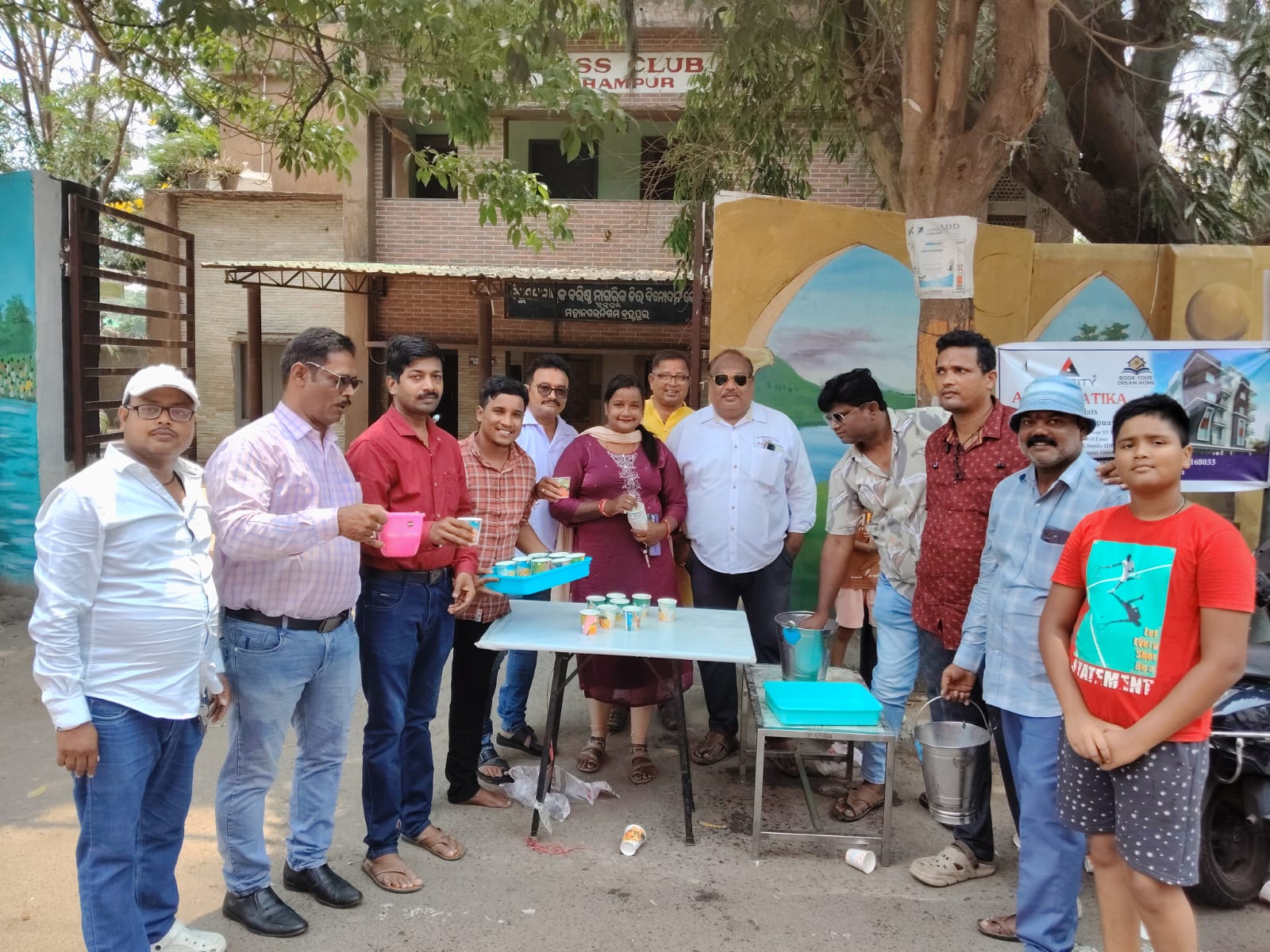 You are currently viewing ଅକ୍ଷୟ ତୃତୀୟା ଅବସରରେ ପ୍ରେସ କ୍ଳବ୍ ପକ୍ଷରୁ ପଥଚାରୀଙ୍କୁ ଚଲା ଓ ହନୁମାନ ଚାଳିଶା ବହି ବଣ୍ଟନ.