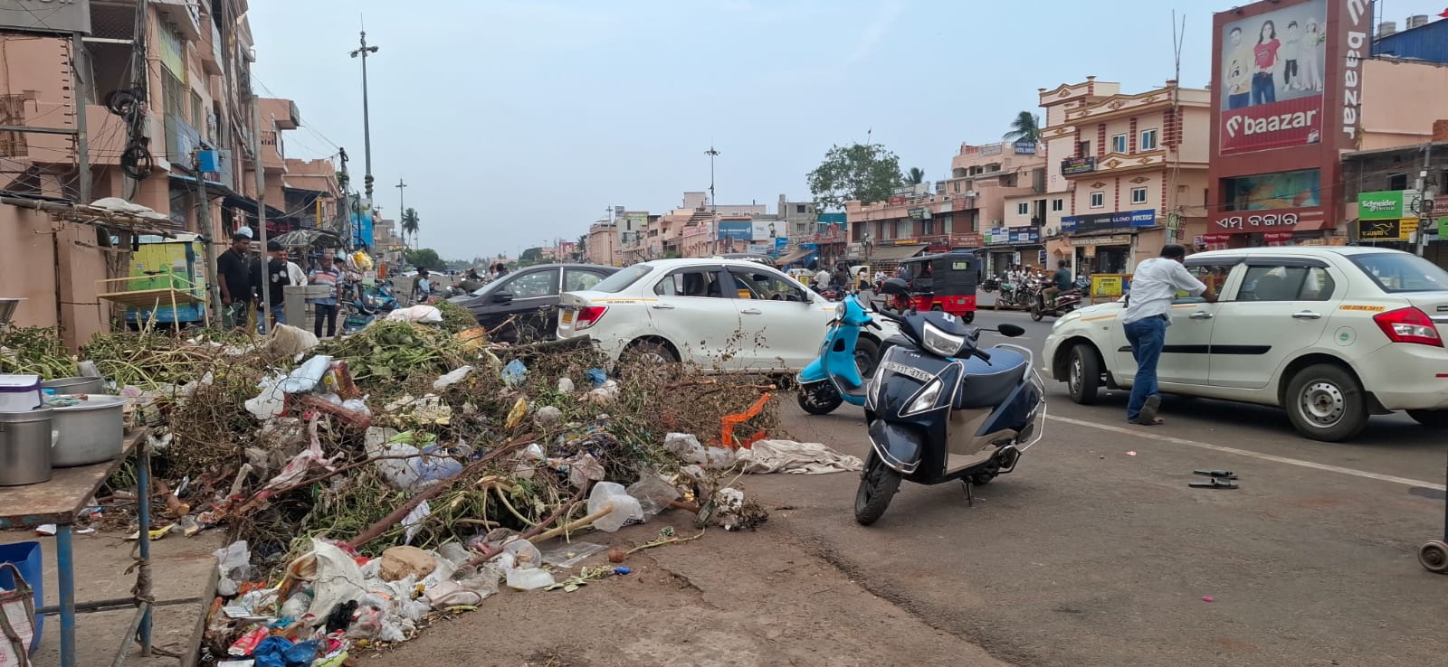 You are currently viewing ସ୍ବଚ୍ଛ ପୁରୀ ଗର୍ବ ଆମରିବଳଗଣ୍ଡି ଛକରେ ଅଳିଆ ପାହଡ