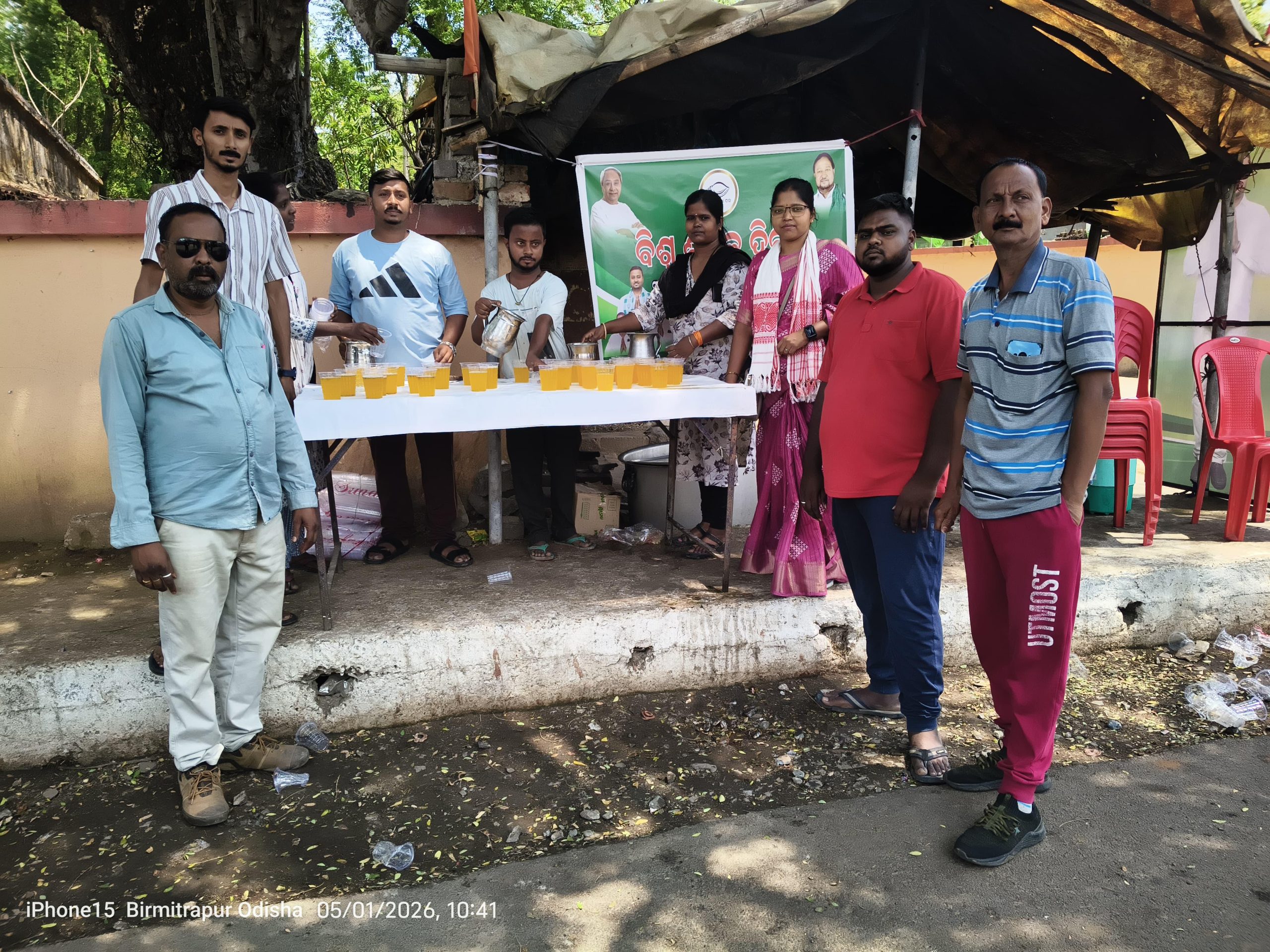 You are currently viewing ବିଶ୍ୱ ଶ୍ରମିକ ଦିବସରେ ବୀରମିତ୍ରପୁରରେ ସର୍ବତ ବଣ୍ଟନ କାର୍ଯ୍ୟକ୍ରମ !