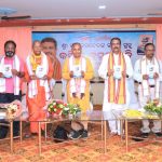 Read more about the article ସମାଜସେବୀ କଵି କୃଷ୍ଣ ଜଗଦ୍ଦେବଙ୍କରଚିତ କବିତା କୁସୁମାଞ୍ଜଳି ଲୋକାର୍ପିତ