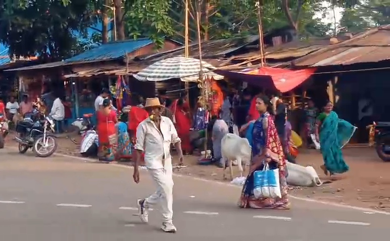 You are currently viewing ବିନା ପାରିଶ୍ରମିକ ରେ ଟ୍ରାଫିକ ସେବା ଯୋଗାଇ ଚର୍ଚ୍ଚା ରେ ଦିନ ମଜୁରିଆ