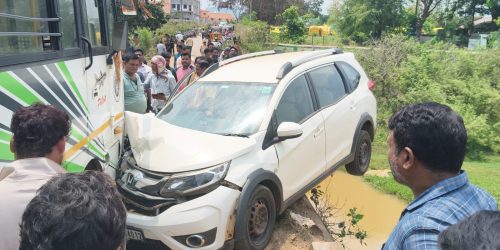 ବସ-କାର ମୁହାଁମୁହିଁ ଧକ୍କା : ଅଳ୍ପକେ ବର୍ତ୍ତିଲେ ଚାଳକ ଓ ଯାତ୍ରୀ