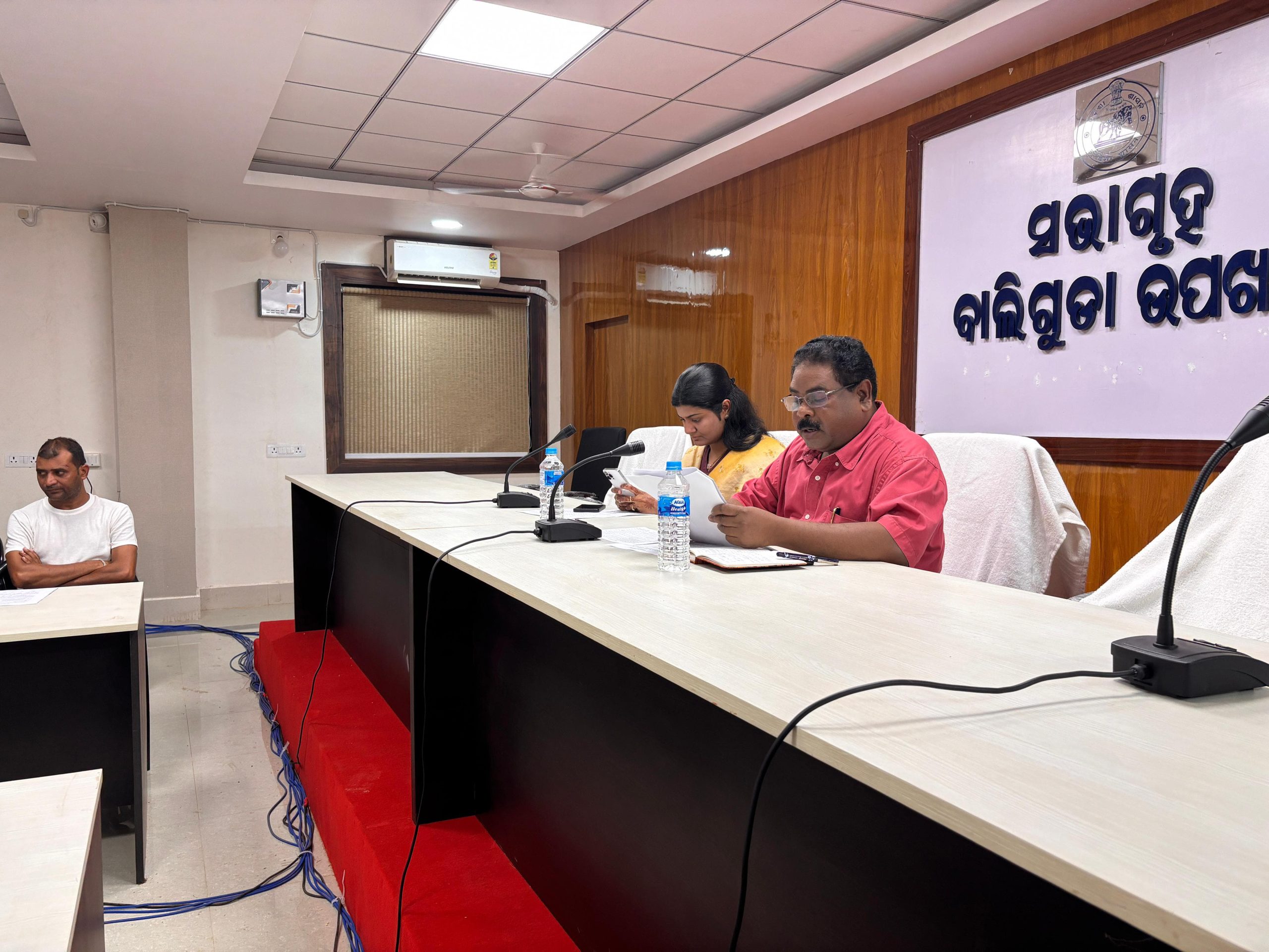 You are currently viewing ପ୍ରଶାସନିକ ପକ୍ଷରୁ ସ୍ୱତନ୍ତ୍ର ସଘନ ସଂଶୋଧନ ସଂପର୍କ ରେ ରାଜନୈତିକ ଦଳ ପ୍ରତିନିଧି ମାନଙ୍କୁ ନେଇ ବୈଠକ