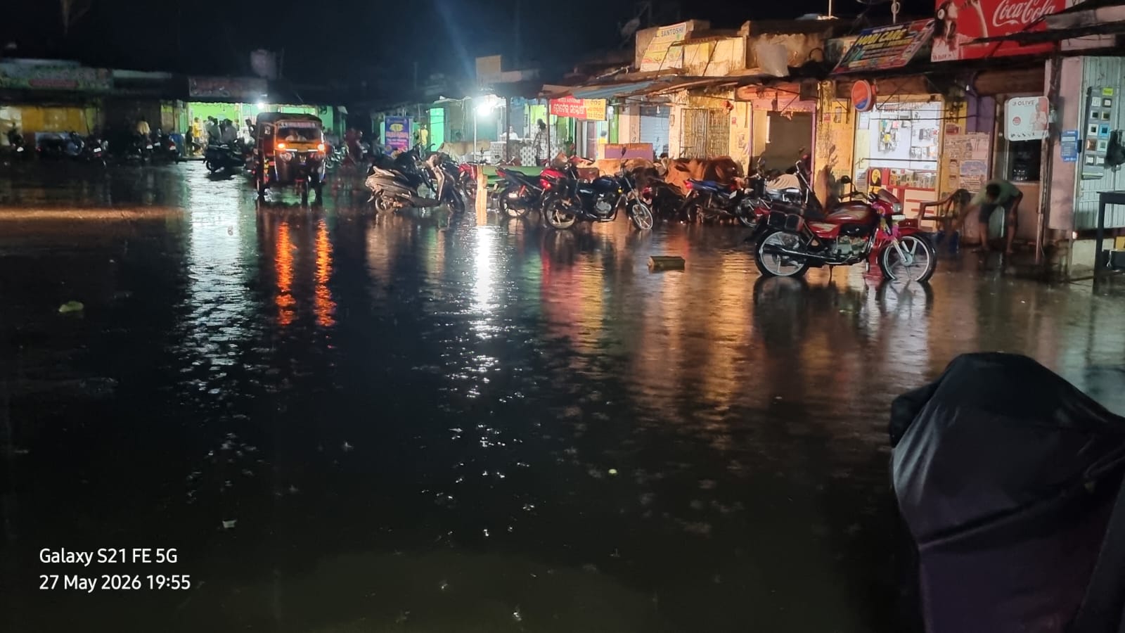 You are currently viewing ବସଷ୍ଟାଣ୍ଡରେ ଲହଡ଼ି ମାରୁଛି ବର୍ଷା ପାଣି, ଡ୍ରେନ ଜାମ ଯୋଗୁଁ ଜନଜୀବନ ପ୍ରଭାବିତ