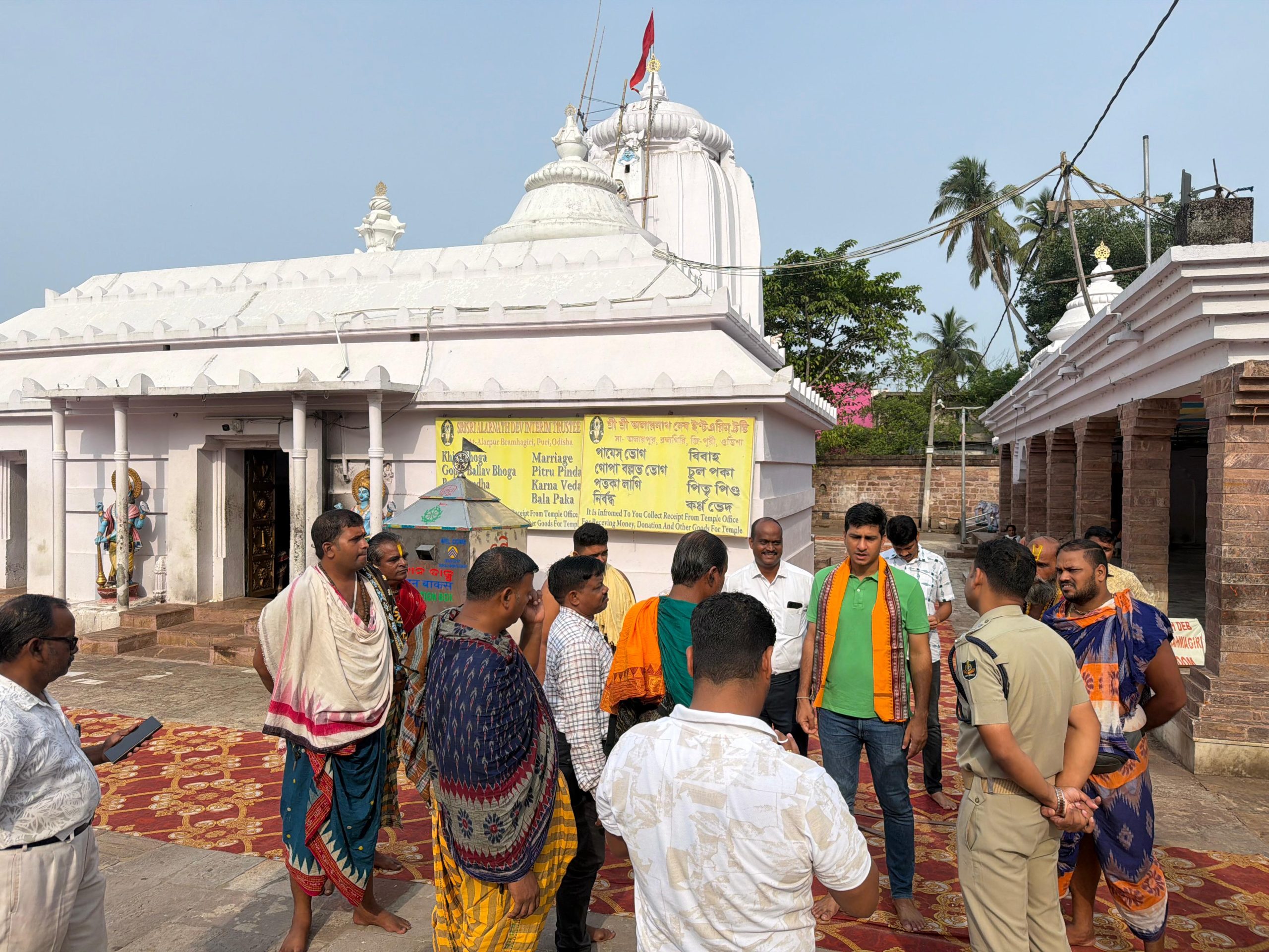 You are currently viewing ଅଣସର ସମୟରେ ଶ୍ରୀଅଲାରନାଥ ମନ୍ଦିରରେ ଭକ୍ତମାନଙ୍କ ସୁରକ୍ଷା, ଦର୍ଶନ ଓ ଟ୍ରାଫିକ୍ ପରିଚାଳନା ସମ୍ପର୍କରେ ଏସ ପି. ଙ୍କ ସମୀକ୍ଷା
