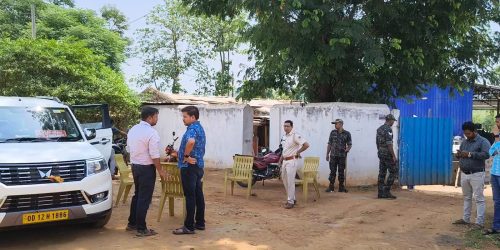 ପୋଲିସ୍, ତହସିଲଦାର ଓ ମାଇନିଂ ଅଫିସରଙ୍କ ଉପସ୍ଥିତ ରେ ବେଆଇନ୍ ବାଲି ଡିପୋରେ ଚଢ଼ାଉ