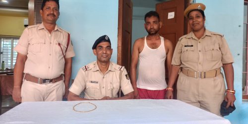 ଶ୍ରୀମନ୍ଦିର ଭିତରେ ଭକ୍ତଙ୍କ ୩୫ ଗ୍ରାମ ଓଜନ ର ସୁନାଚେନ ଚୋରିସାଧା ପୋଷାକଧାରୀ ପୋଲିସ ଅଭିଯୁକ୍ତ କୂ କାବୁ କଲେ