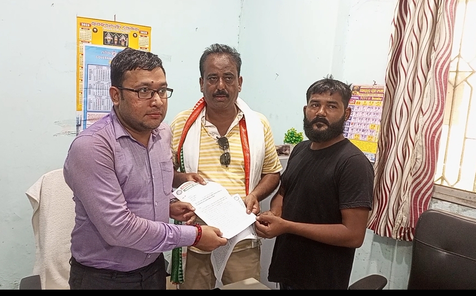 You are currently viewing ପବିତ୍ର ମୋହନ ମେଡିକାଲ୍ ରେ ଷ୍ଟାଫ୍ ନର୍ସ ନିଯୁକ୍ତିରେ ମହାଦୁର୍ନିତୀର ସିବିଆଇ ତଦନ୍ତ ଏବଂ କେନ୍ଦ୍ରମନ୍ତ୍ରୀ ଧର୍ମେନ୍ଦ୍ର ପ୍ରଧାନଙ୍କ ବରଖାସ୍ତ ଦାବୀ(ମହାନଦୀ କୋଇଲା ଶ୍ରମିକ କଂଗ୍ରେସ୍ ପକ୍ଷରୁ ରାଷ୍ଟ୍ରପତି ଙ୍କ ଉଦ୍ଦେଶ୍ୟରେ ଉପ-ଜିଲ୍ଲାପାଳଙ୍କ ଜରିଆରେ ଦାବୀପତ୍ର ପ୍ରଦାନ)