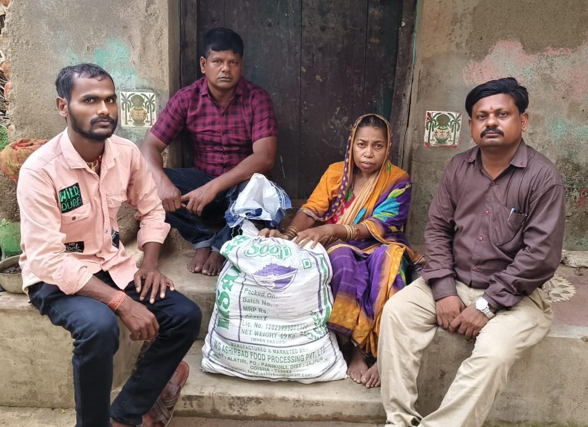 You are currently viewing ସେବାକାର୍ଯ୍ୟ କରି ରଜ ପର୍ବ ପାଳନ କଲେ ଶ୍ରୀ ଜଗନ୍ନାଥ ଚାରିଟେବୁଲ ଟ୍ରଷ୍ଟ ପରିବାର ।