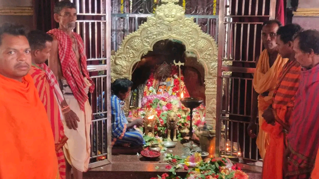 You are currently viewing ଗଞ୍ଜାମ ଜିଲ୍ଲା ସଂକ୍ରାନ୍ତି ରଜ ପର୍ବରେ ଉତ୍ସବ ମୁଖର ମା ସିଂହାସନୀଙ୍କ ଶକ୍ତି ପୀଠ, ଏକ ଲକ୍ଷରୁ ଊର୍ଦ୍ଧ୍ଵ ଶ୍ରଦ୍ଧାଳୁ ଙ୍କ ସମାଗମ।