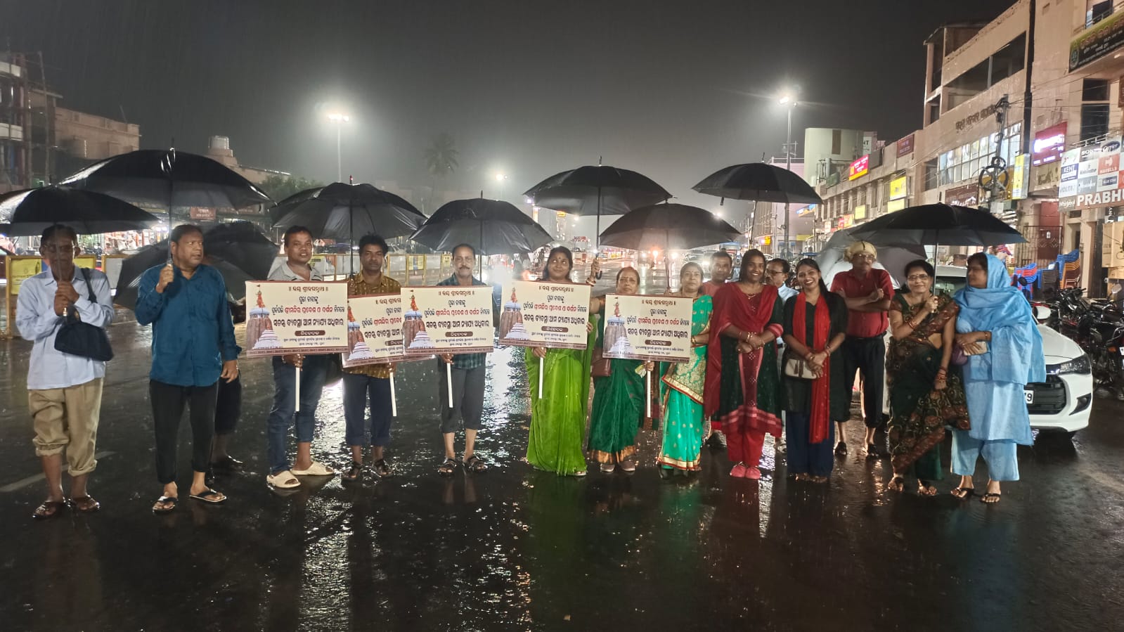 You are currently viewing ବର୍ଷାରେ ଓଦା ହୋଇ ଚାଲିଲେ।ମହାପ୍ରଭୁଙ୍କ ନାମରେ କମ୍ପିଲା ବଡଦାଣ୍ଡ।୮୦ ଦିନର ଅବିରତ ପଦଯାତ୍ରା : ଭକ୍ତି, ବେଦନା ଓ ଅଧିକାରର ଏକ ନୀରବ ମହାଯଜ୍ଞ”ଜଗନ୍ନାଥଙ୍କ ଦ୍ୱାର ସମସ୍ତଙ୍କ ପାଇଁ। ଭକ୍ତିର କୌଣସି ଭିଆଇପି ନାହିଁ, ଆସ୍ଥାର କୌଣସି ପ୍ରୋଟୋକଲ ନାହିଁ। ପ୍ରଭୁଙ୍କ ସମ୍ମୁଖରେ ସମସ୍ତେ ସମାନ।”