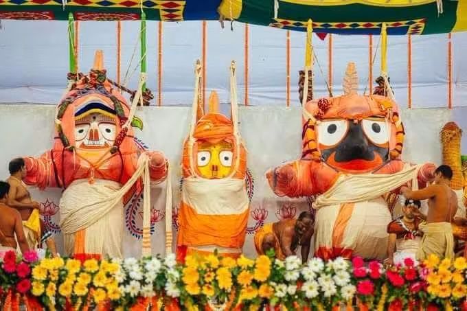 You are currently viewing ସ୍ନାନବେଦୀ ରେ ଶ୍ରୀବିଗ୍ରହ ଙ୍କୁ ଦର୍ଶନ କଲେ ମୁଖ୍ୟମନ୍ତ୍ରୀ ଓ କେନ୍ଦ୍ର ମନ୍ତ୍ରୀ