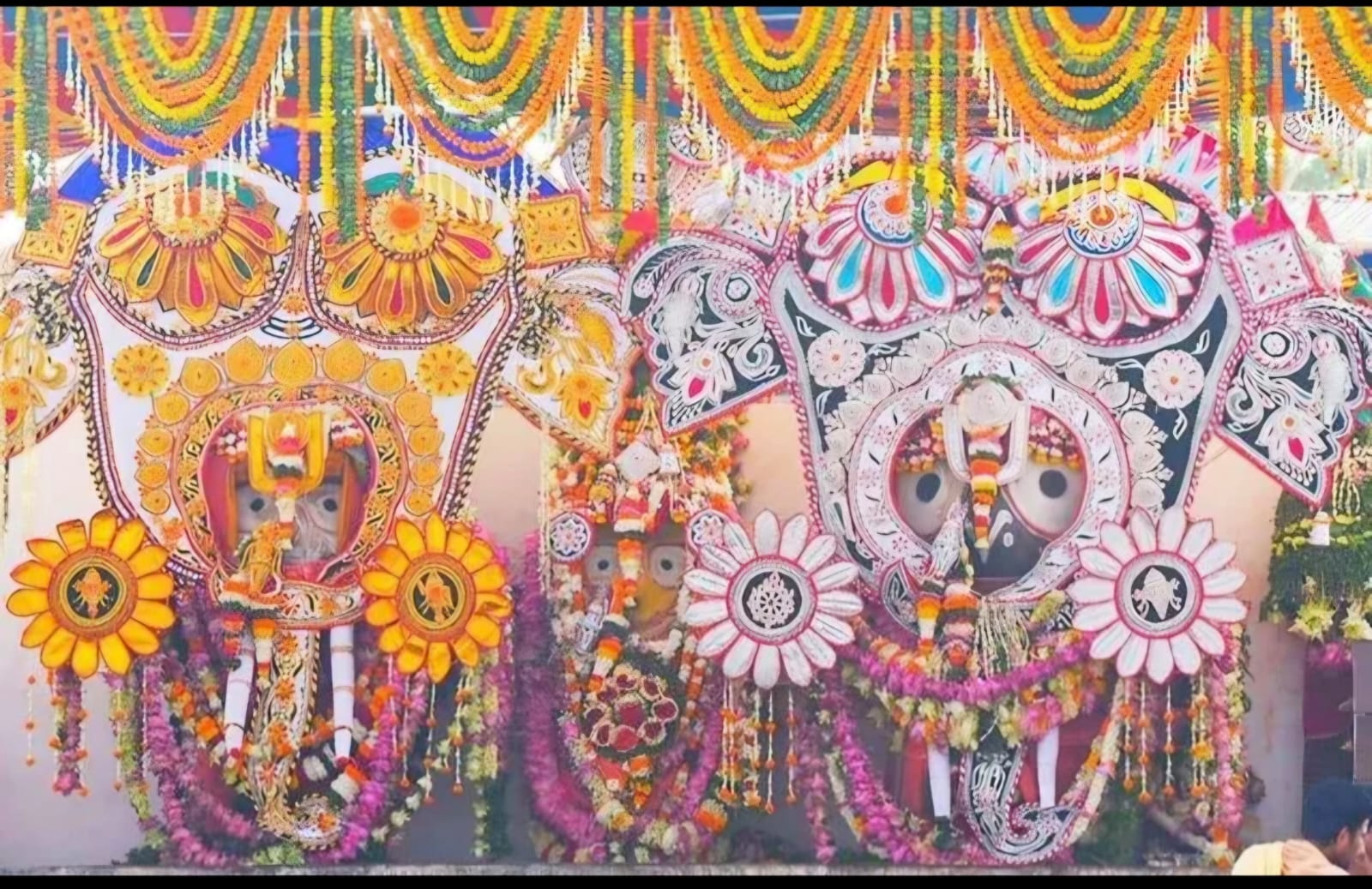You are currently viewing ଗଜାନନ ବେଶରେ ଦର୍ଶନଦେଲେ ଚତୁର୍ଦ୍ଧାମୂର୍ତ୍ତି୪ଲକ୍ଷ ଭକ୍ତଙ୍କ ଦୁର୍ଲଭ ଦର୍ଶନ