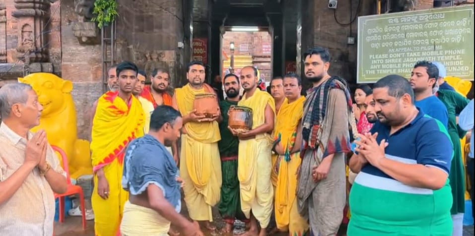 You are currently viewing ଅସୁସ୍ଥ ଶ୍ରୀବିଗ୍ରହଙ୍କୁ ଲାଗିହେଲା ଫୁଲରୀ ତେଲ